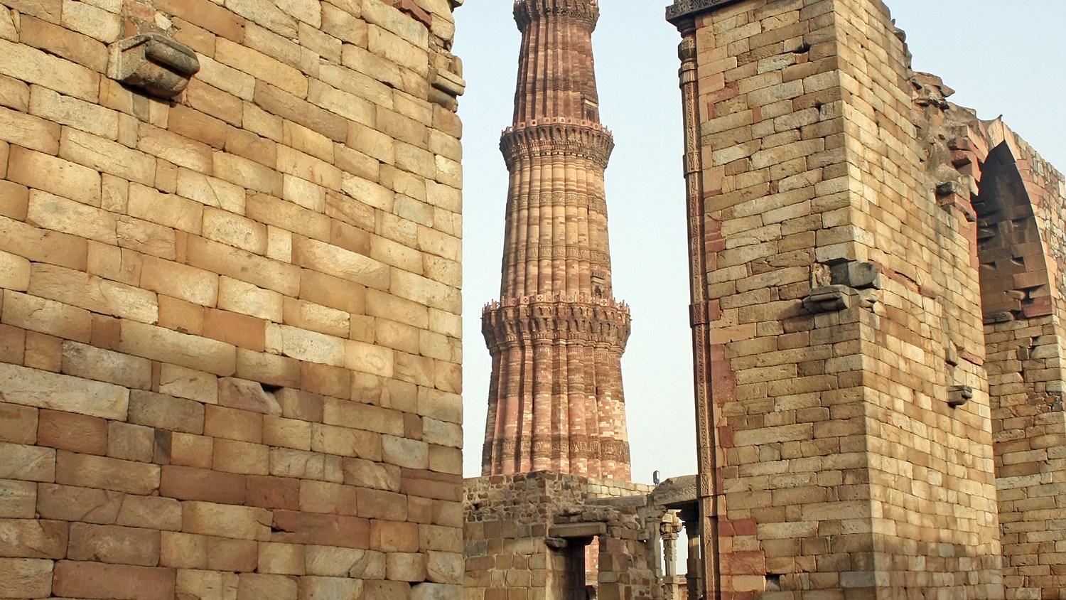 デリーのクトゥブ・ミナールとその建造物群